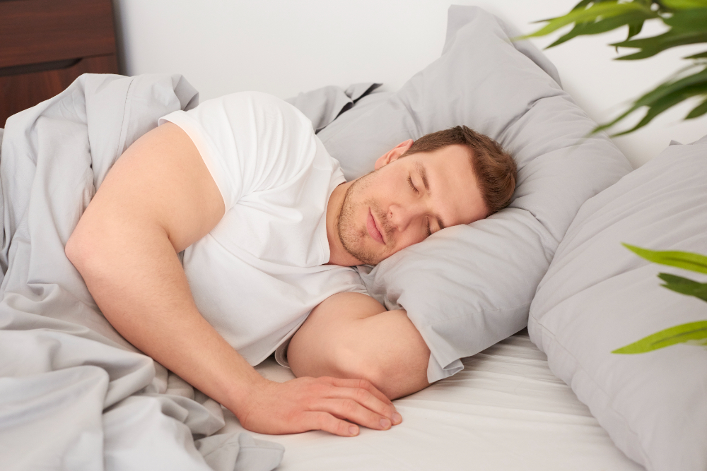 Für einen ruhigen und erholsamen Schlaf. Ein Mann liegt im Bett und schläft tief.