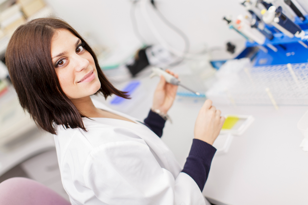Langeweile ausgeschlossen – deine abwechslungsreiche Ausbildung zur zahnmedizinischen Fachkraft. Eine Mitarbeiterin ist gerade dabei, eine Untersuchung im Labor durchzuführen.