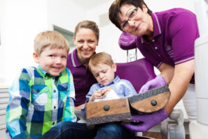 Gähnende „Lehre“? Hier nicht! Unsere Ärztin Dr. Irina Köhler ist zusammen mit einer Kollegin und zwei Kindern auf dem Bild zu sehen.