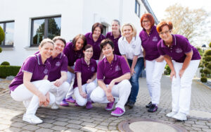 Zu sehen ist unser gesamtes Praxisteam.