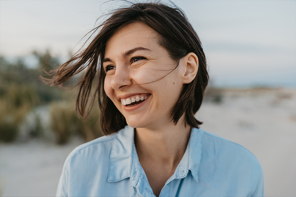 Das Geheimnis eines strahlenden Lächelns durch professionelle Zahnästhetik. Eine Frau zeigt ihr schönstes Lachen.